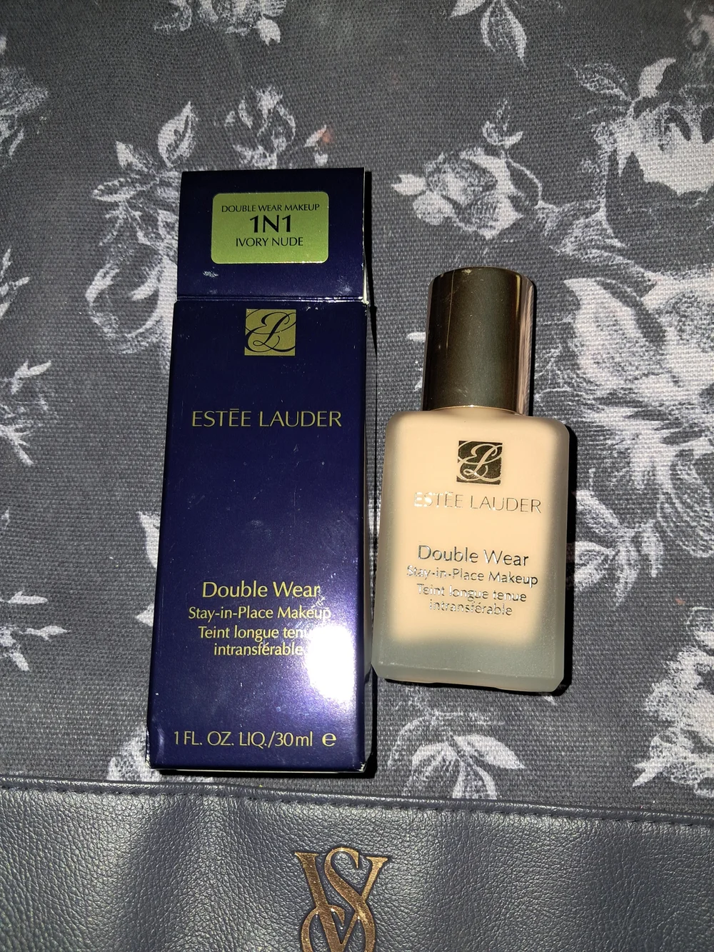 Estee Lauder Double Wear Foundation - Ivory Nude (1N1) - Cream